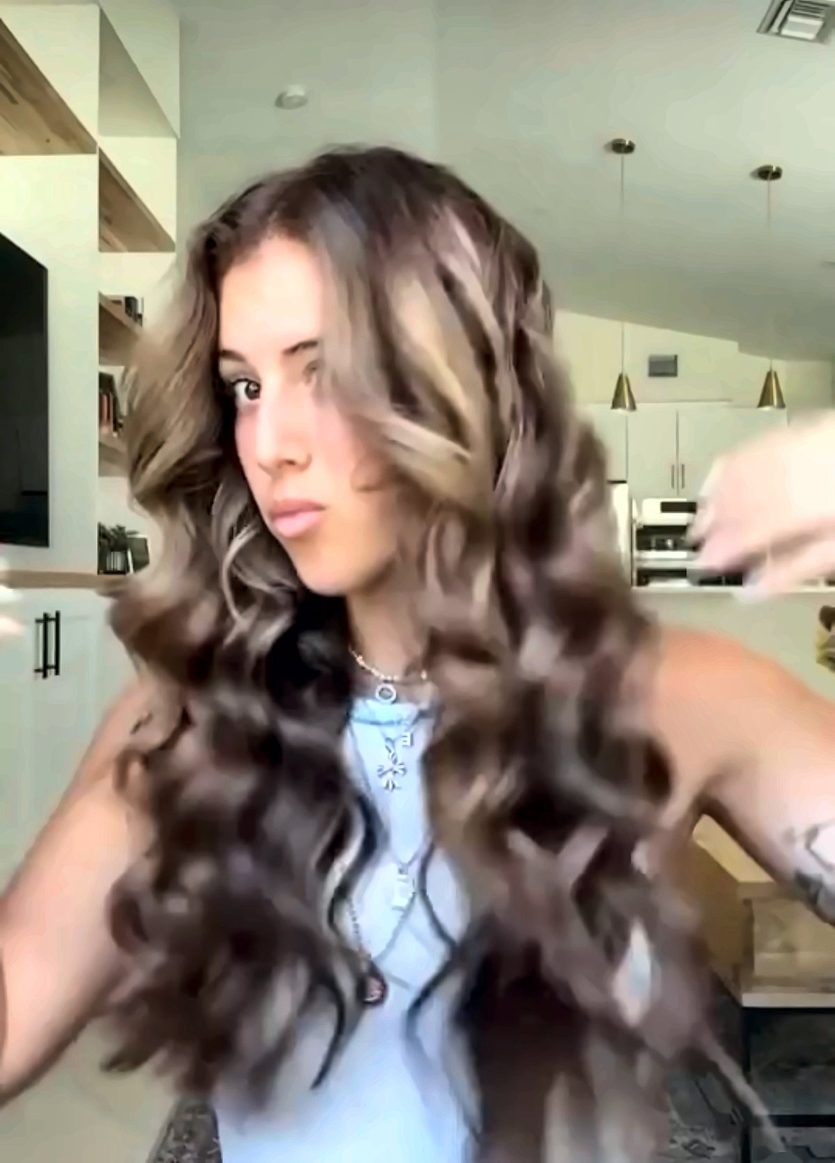 Ondas playeras en cabello castaño largo