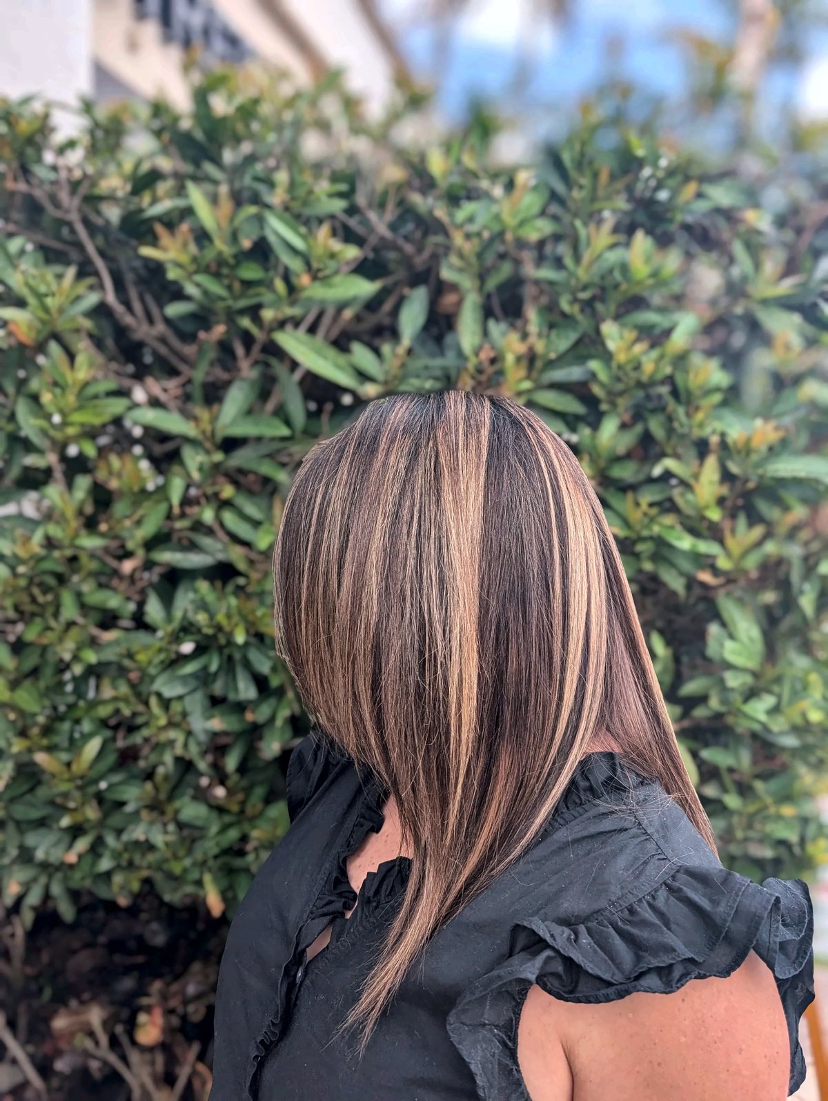 Mechas caramelo vistas desde atrás