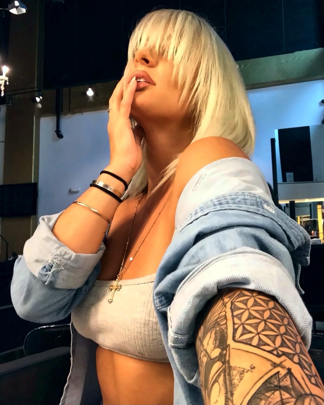 Platino con flequillo tupido